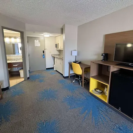 Days Inn & Suites By Wyndham Cedar Rapids